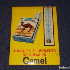 Carteles Publicitarios: (P8) TERMÓMETRO TABACO CAMEL - AHORA ES EL MOMENTO DE FUMAR UN CAMEL, AÑOS 60, ORIGINAL, 18X24CM