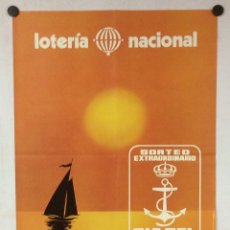 Carteles Publicitarios: LOTERÍA NACIONAL. CARTEL PUBLICITARIO SORTEO EXTRAORDINARIO DÍA DEL MAR (CARTAGENA) 1980. E. LARA. Lote 350379649
