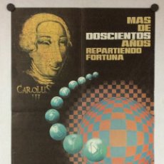 Carteles Publicitarios: LOTERÍA NACIONAL. CARTEL PUBLICITARIO SORTEO HISPANIDAD (CARLOS III) DE 1979 ILUSTRA E. LARA. Lote 350380289
