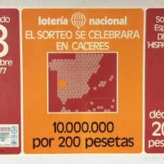 Carteles Publicitarios: LOTERÍA NACIONAL. CARTEL PUBLICITARIO SORTEO ESPECIAL DÍA HISPANIDAD DE 1977. SORTEO EN CÁCERES.. Lote 350380704