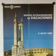 Carteles Publicitarios: LOTERÍA NACIONAL. CARTEL PUBLICITARIO SORTEO EXTRAORDINARIO VACACIONES, REQUENA (VALENCIA) 1985.. Lote 350381084