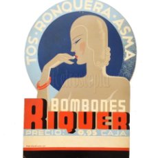 Carteles Publicitarios: DISPLAY CARTEL PUBLICIDAD ART DECO BOMBONES RIQUER PARA LA TOS Y LA RONQUERA. BARCELONA AÑOS 20 - 30. Lote 362967760