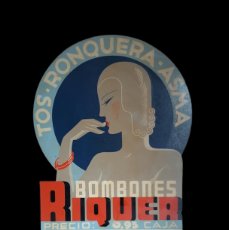 Carteles Publicitarios: (PUB-230135)CARTEL PUBLICIDAD ART DECO BOMBONES RIQUER PARA LA TOS Y LA RONQUERA.BCN..68 X 47 CM.. Lote 387482279
