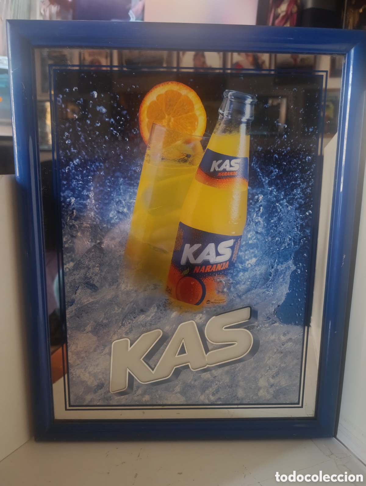 Carteles Publicitarios: cartel publicitario que presenta la marca de refresco Kas Naranja.