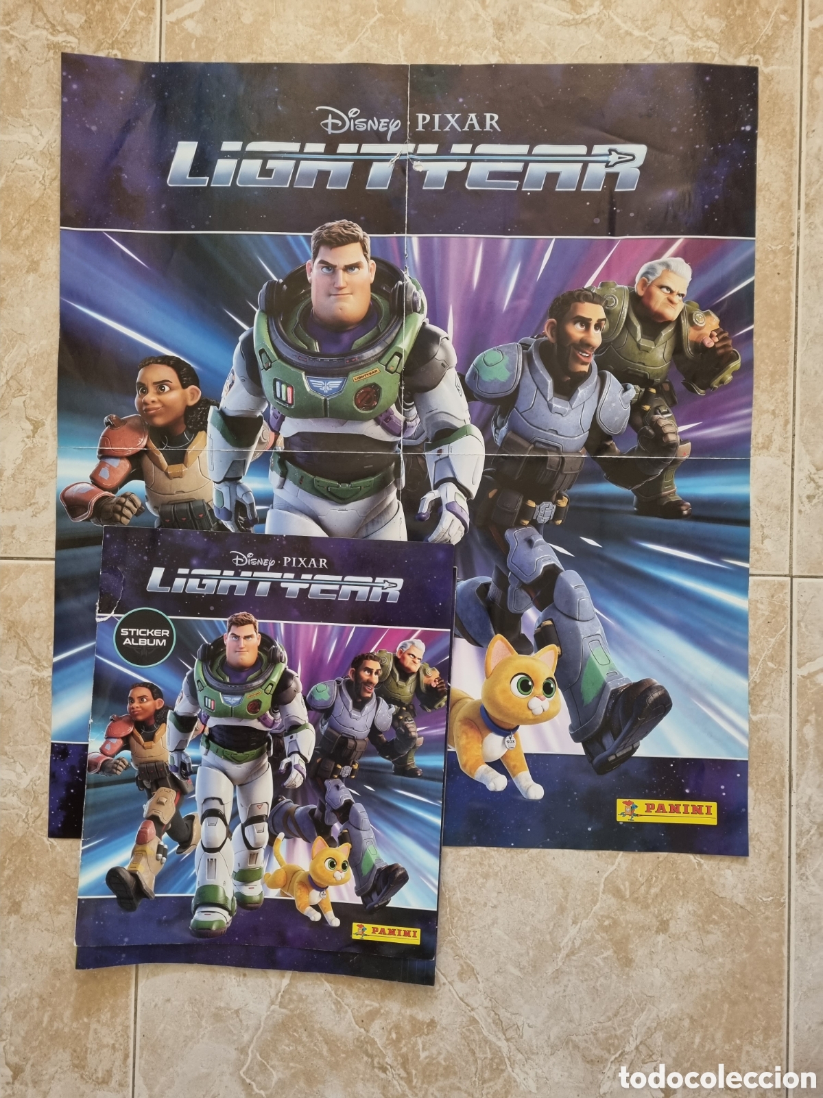 Carteles publicitarios: Cartel Buzz Lightyear+ &aacute;lbum cromos incompleto. Disney Pixar. Panini. 48 x 54 cm