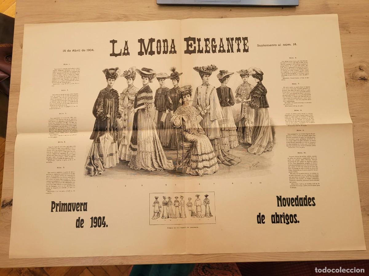 Carteles publicitarios: CARTEL LAMINA ANTIGUA GRAN FORMATO 1904 LA MODA ELEGANTE ILUSTRADA ABRIGOS 80X57 CM ROTURA EN EL CEN