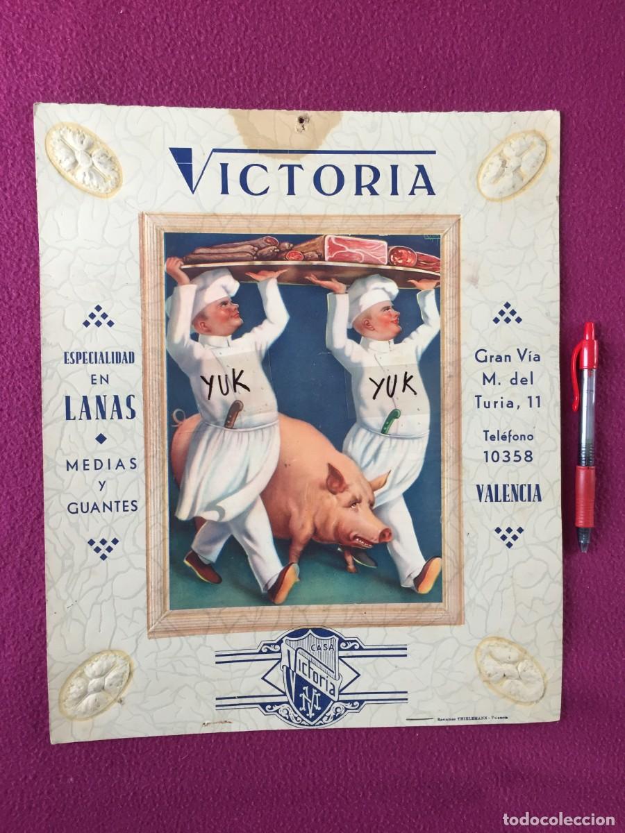 Carteles publicitarios: BONITO CARTEL CON PUBLICIDAD DE CASA VICTORIA DE VALENCIA DE LANAS MEDIAS Y GUANTES A&Ntilde;OS 30 ORIGINAL