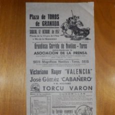 Carteles Toros: CARTEL TAURINO CORRIDA TOROS - PLAZA GRANADA - 12 DE OCTUBRE 1957- 42,5 X 20,5 CM -