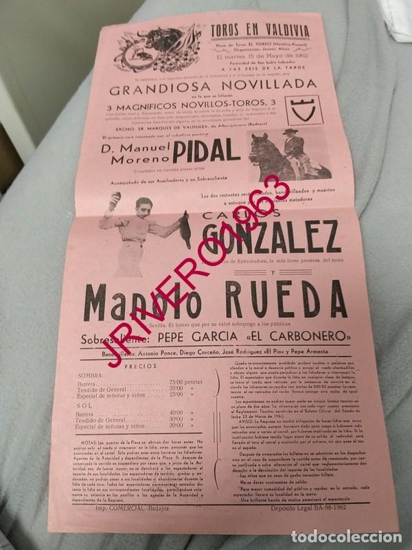Carteles Toros: VALDIVIA, BADAJOZ, 1962, ANTIGUO CARTEL CORRIDA DE TOROS, 21X42 CMS