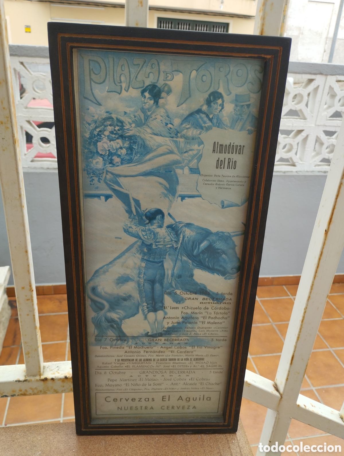 Carteles toros: Cartel enmarcado a&ntilde;os 80 con publicidad cervezas el aguila