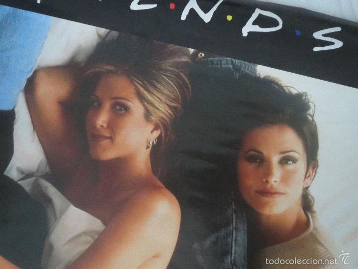 Carteles: POSTER FRIENDS EN LA CAMA 98 X 68 CM APROX. - Foto 2