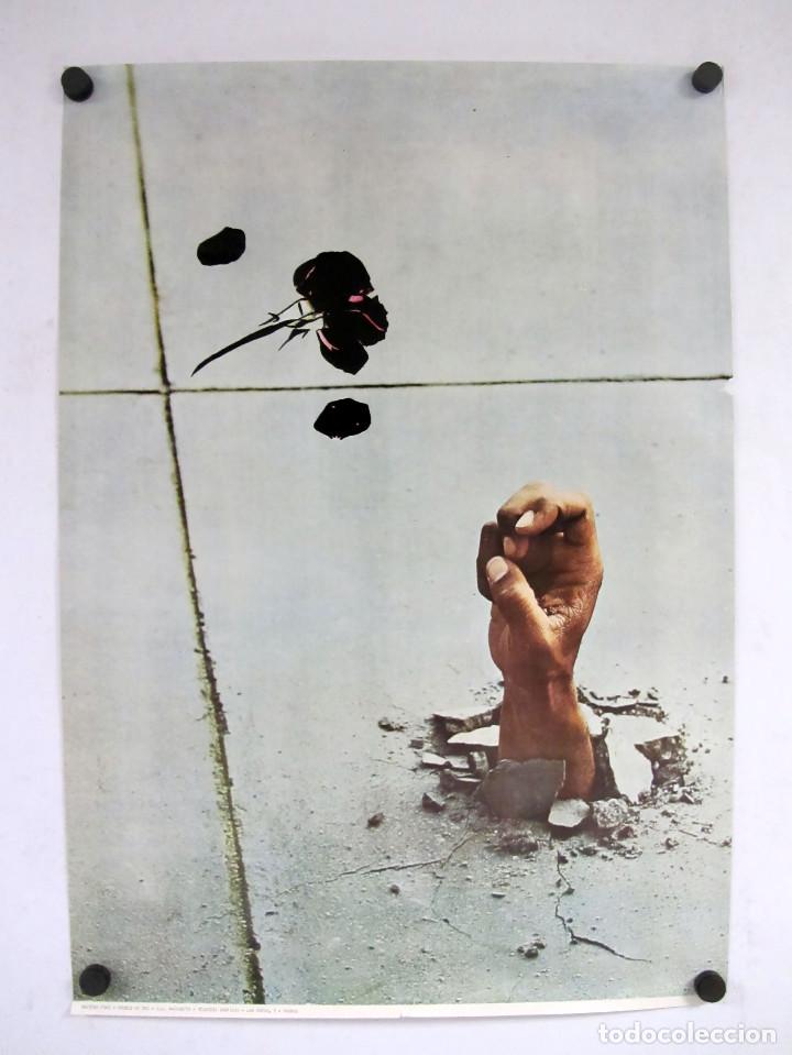 Carteles: Poster artistico. Mano saliendo del suelo. 48x70cms. - Foto 1