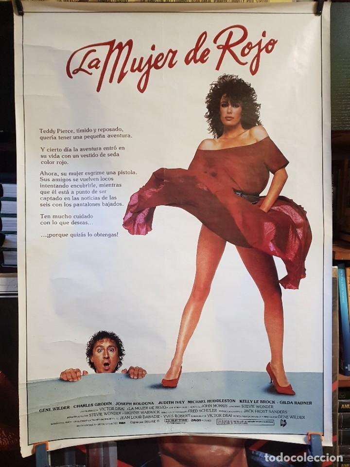Carteles: CARTEL LA MUJER DE ROJO 70CMX100CM (ORIGINAL) - Foto 1