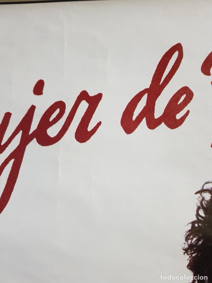 Carteles: CARTEL LA MUJER DE ROJO 70CMX100CM (ORIGINAL) - Foto 6