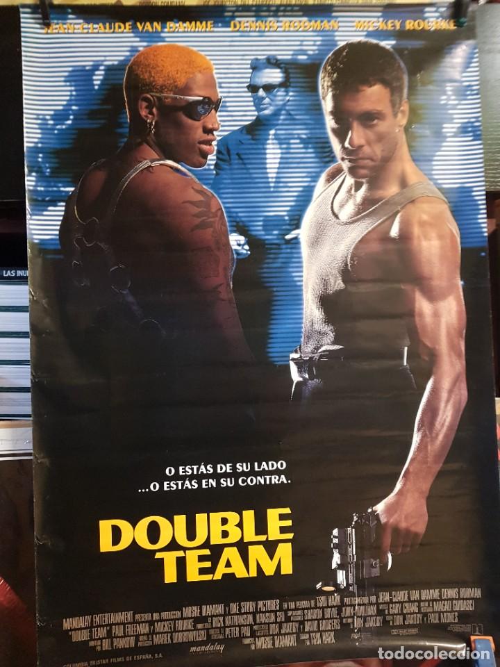 Carteles: CARTEL DOUBLE TEAM 68CMX98CM (ORIGINAL) - Foto 1