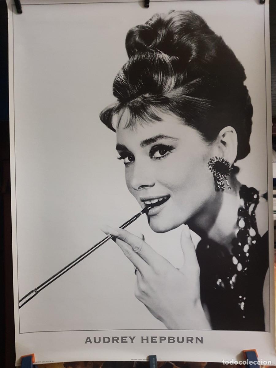 Carteles: POSTER DE AUDREY HEPBURN (CON PIPA) 60CMX85CM - Foto 1