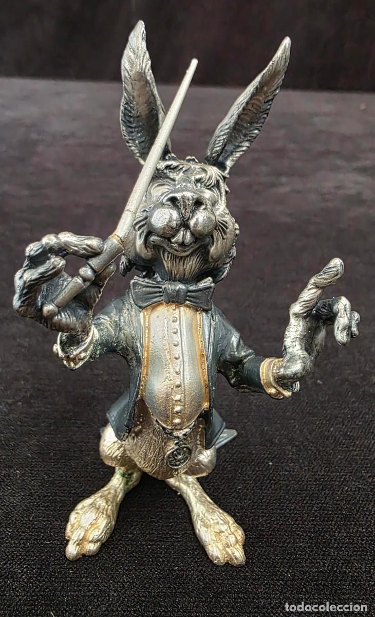 Carteles: Figura conejo director de orquesta estilo Alicia en el Pa&iacute;s de las Maravillas 12x9 cm vintage