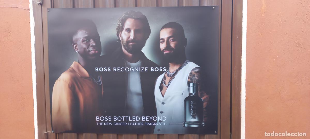 Carteles: Cartel publicitario original HUGO BOSS Bottled Beyond. Poster pl&aacute;stico 90x68 Maluma Vin&iacute;cius Bradley