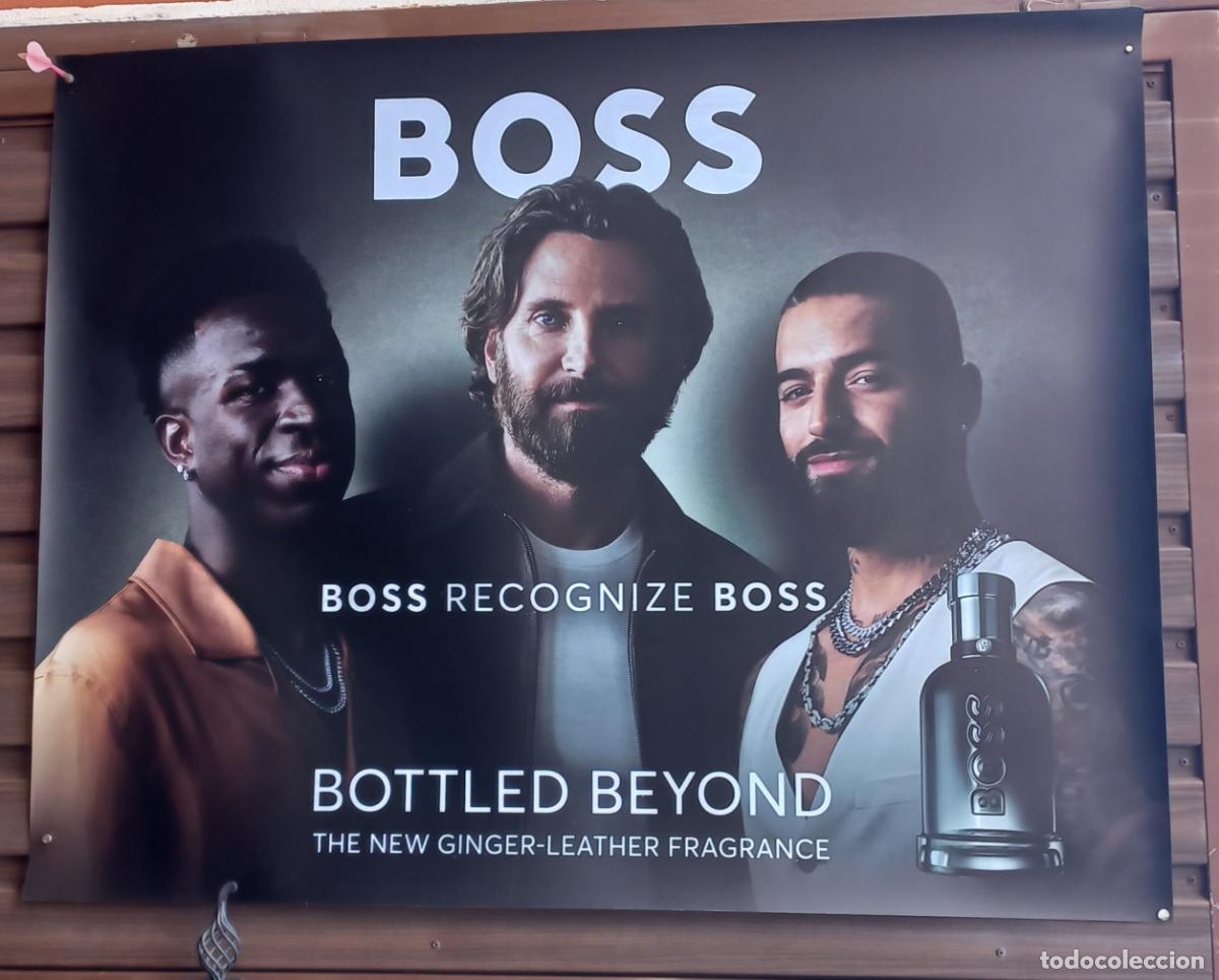 Carteles: Cartel publicitario original HUGO BOSS Bottled Beyond Poster pl&aacute;stico 113x89 Maluma Vin&iacute;cius Bradley