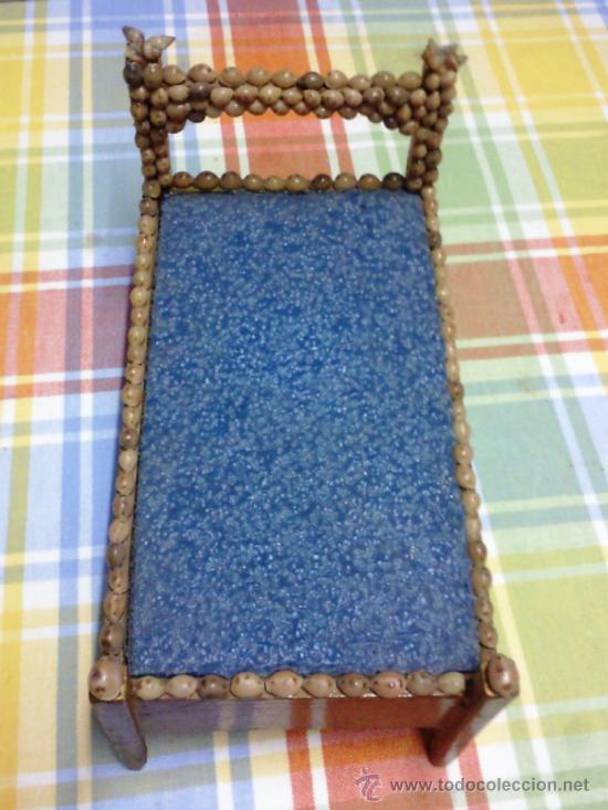 Casas de mu&ntilde;ecas: Miniatura de cama de madera decorada con conchas - Foto 1