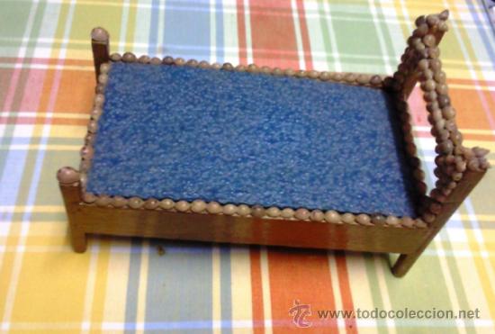 Casas de mu&ntilde;ecas: Miniatura de cama de madera decorada con conchas - Foto 2