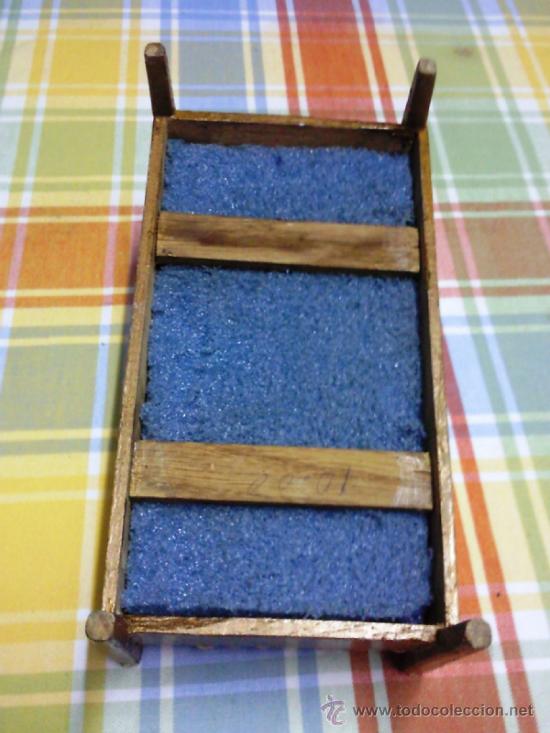 Casas de mu&ntilde;ecas: Miniatura de cama de madera decorada con conchas - Foto 3