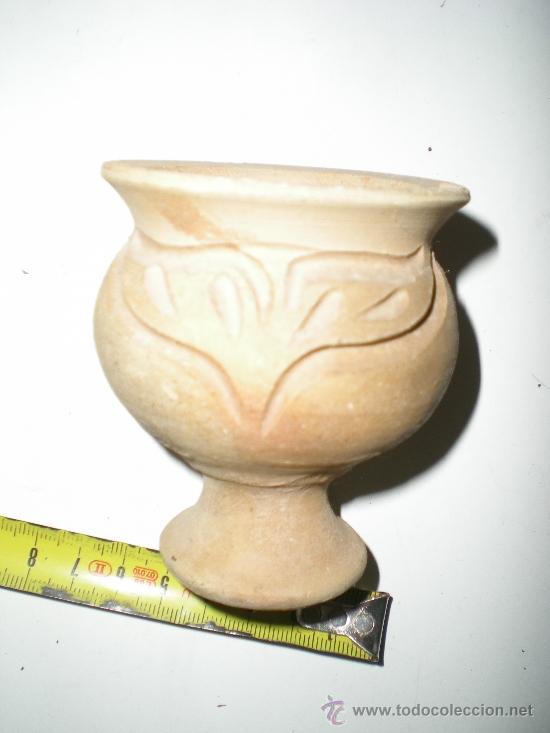 Casas de mu&ntilde;ecas: antiguo macetero con forma de copa en ceramica para mu&ntilde;ecas - Foto 3