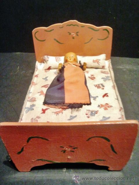 Casas de mu&ntilde;ecas: Antigua cuna con bebe de madera pintada y decorada. - Foto 1
