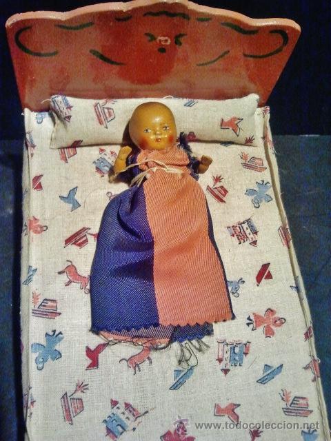 Casas de mu&ntilde;ecas: Antigua cuna con bebe de madera pintada y decorada. - Foto 2