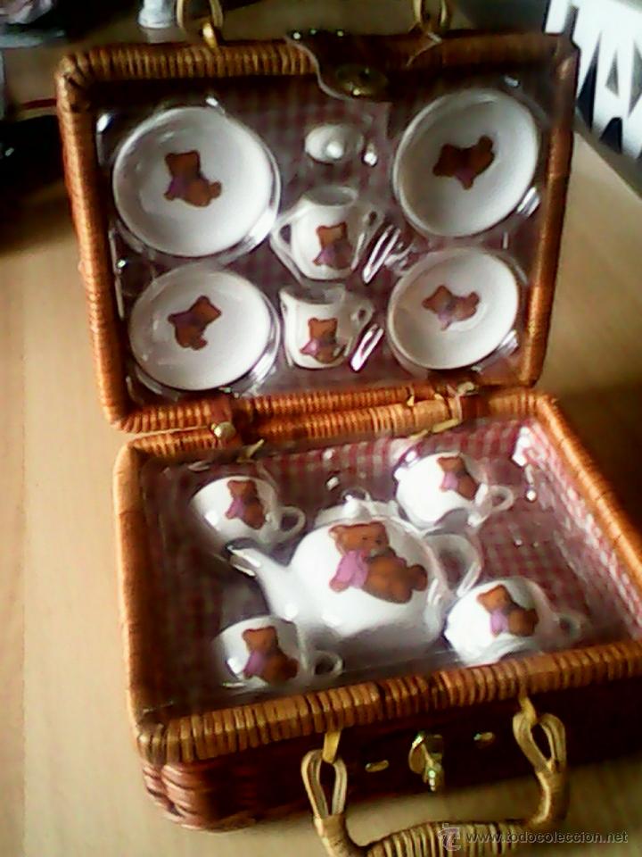 Casas de mu&ntilde;ecas: Hermoso servicio de te de porcelana y cesto de mombre.