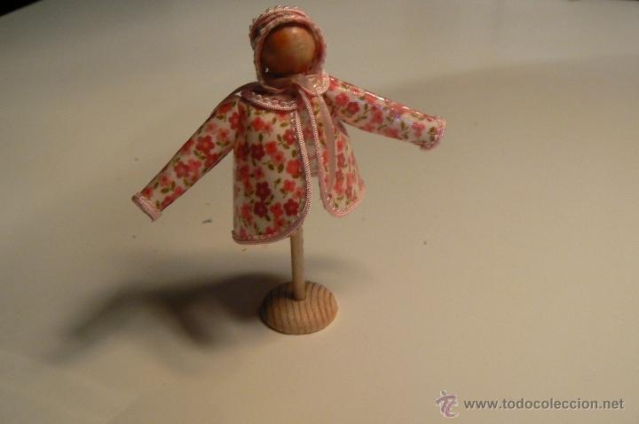 Casas de mu&ntilde;ecas: MANIQUI INFANTIL CON IMPERMEABLE - Foto 1