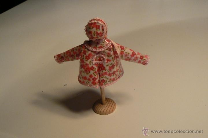 Casas de mu&ntilde;ecas: MANIQUI INFANTIL CON IMPERMEABLE - Foto 2