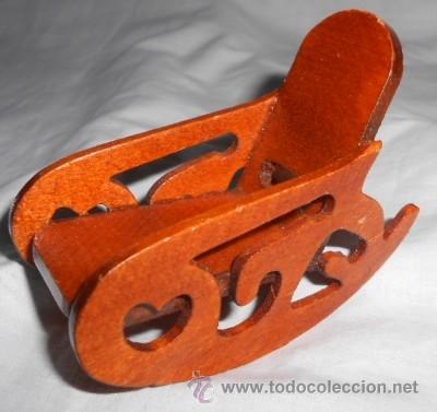 Casas de mu&ntilde;ecas: MECEDORA DE MADERA PARA MU&Ntilde;ECA - Foto 1