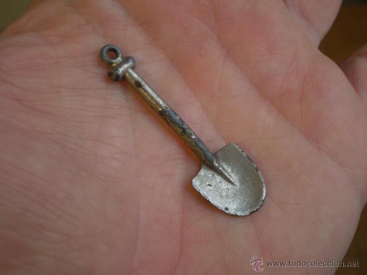 Casas de mu&ntilde;ecas: ANTIGUA PEQUE&Ntilde;A PALITA METALICA EN METAL NIQUELADO. CASA DE MU&Ntilde;ECAS?