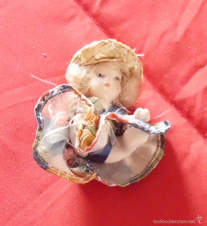 Casas de mu&ntilde;ecas: Mu&ntilde;eca sentada para casita de mu&ntilde;ecas. - Foto 1