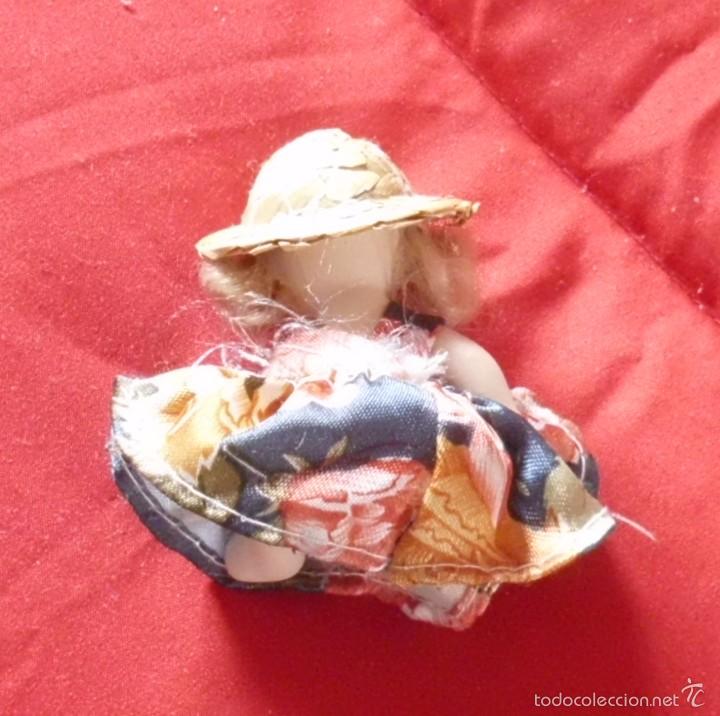 Casas de mu&ntilde;ecas: Mu&ntilde;eca sentada para casita de mu&ntilde;ecas. - Foto 2