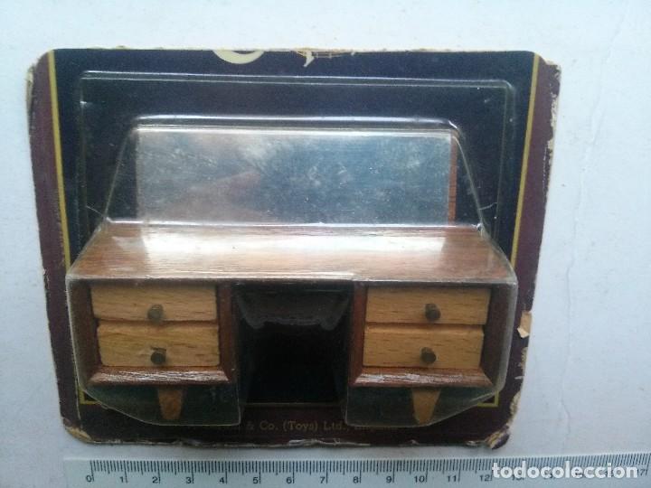 Casas de mu&ntilde;ecas: mueble tocador de madera con espejo - Foto 1
