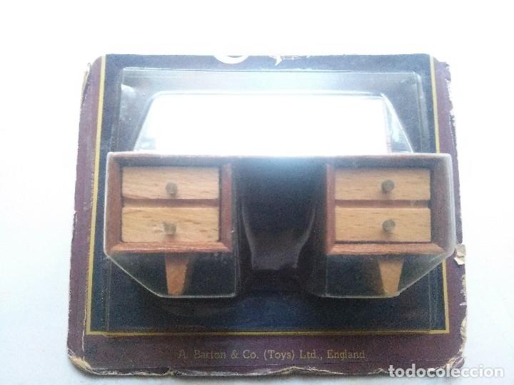 Casas de mu&ntilde;ecas: mueble tocador de madera con espejo - Foto 2