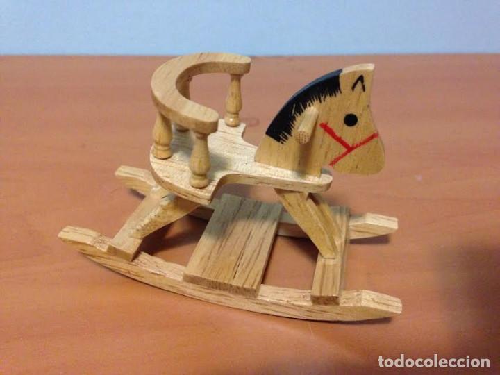 Casas de mu&ntilde;ecas: accesorio casa de mu&ntilde;ecas caballito mecedor - Foto 1