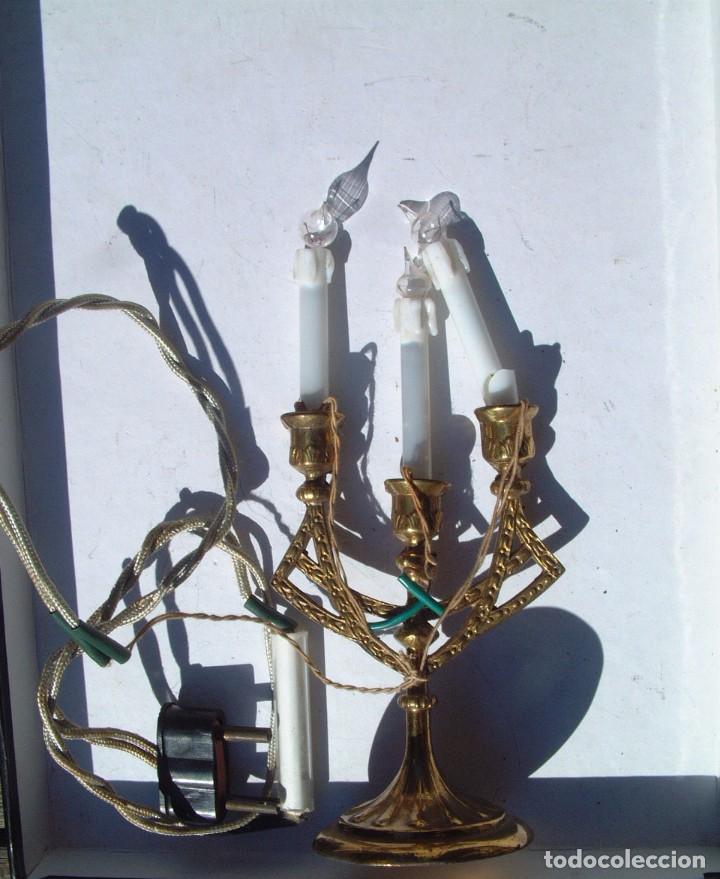 Casas de mu&ntilde;ecas: candelabro dorado con ligera rotura - Foto 1