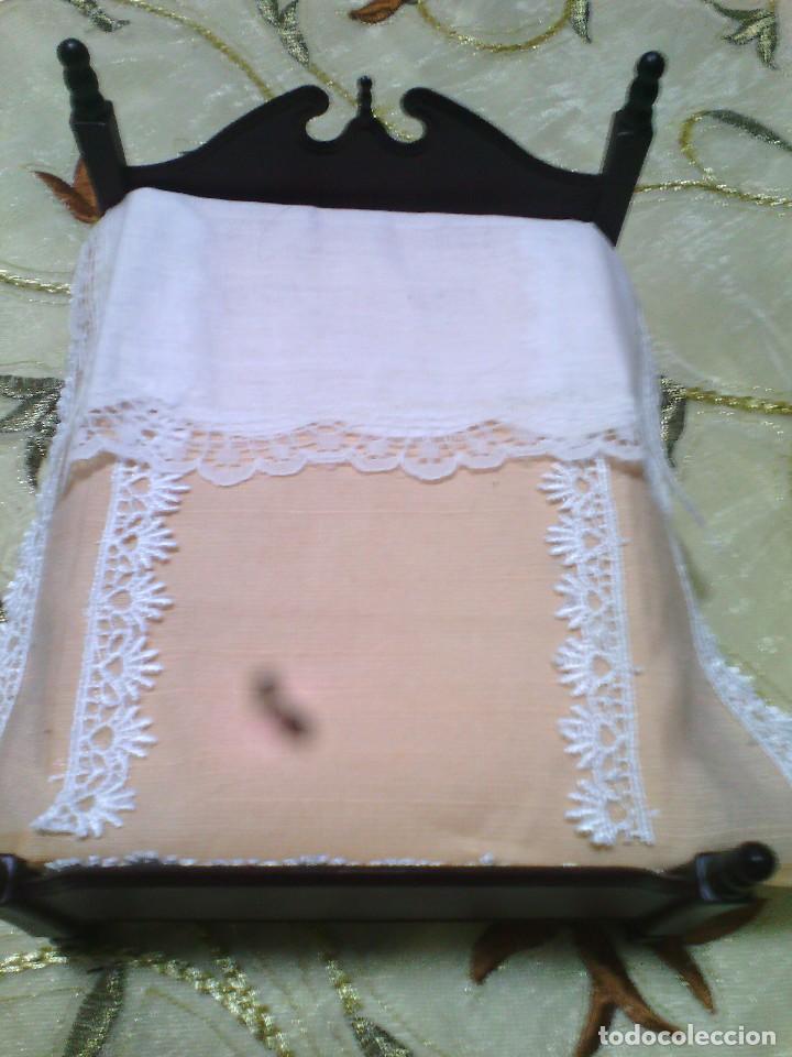 Casas de mu&ntilde;ecas: cama dormitorio victoriano - Foto 1