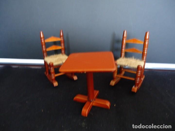 Casas de mu&ntilde;ecas: CONJUNTO DE DOS MECEDORAS CON MESITA - Foto 1