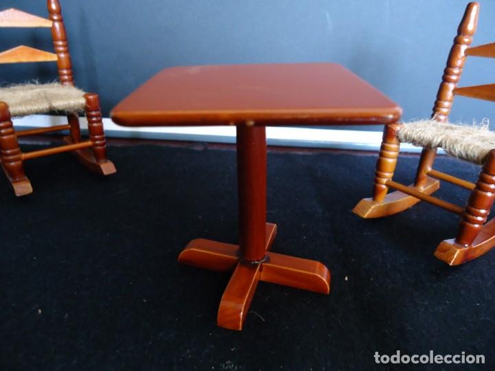 Casas de mu&ntilde;ecas: CONJUNTO DE DOS MECEDORAS CON MESITA - Foto 3