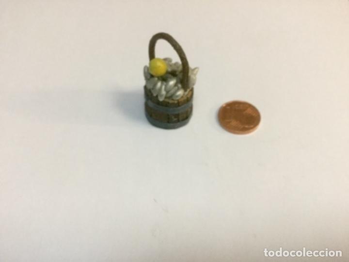 Casas de mu&ntilde;ecas: Miniatura cesta de madera con sardinas y lim&oacute;n. - Foto 1