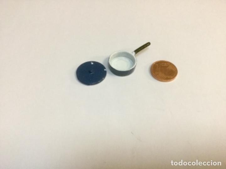 Casas de mu&ntilde;ecas: Miniatura de cazo con tapadera en metal - Foto 1