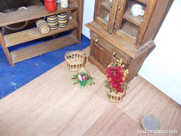 Casas de mu&ntilde;ecas: cesta y floreros de mimbre de casa de mu&ntilde;ecas-3 - Foto 2