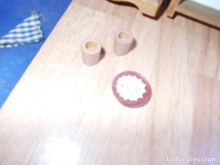 Casas de mu&ntilde;ecas: plato y dos vasos de madera-3 - Foto 1