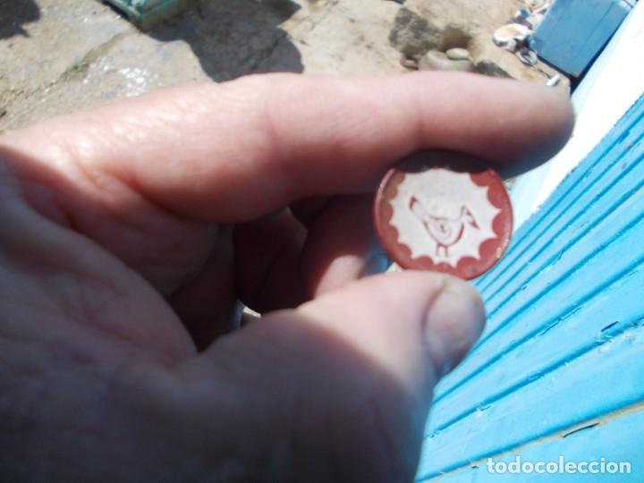 Casas de mu&ntilde;ecas: plato y dos vasos de madera-3 - Foto 3