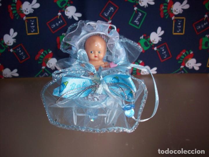 Casas de mu&ntilde;ecas: bebe con cochecito azul y biberon - Foto 1