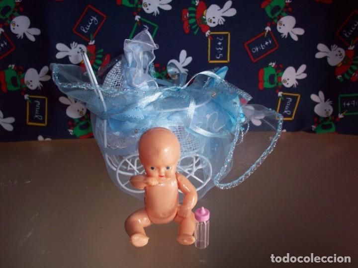 Casas de mu&ntilde;ecas: bebe con cochecito azul y biberon - Foto 2
